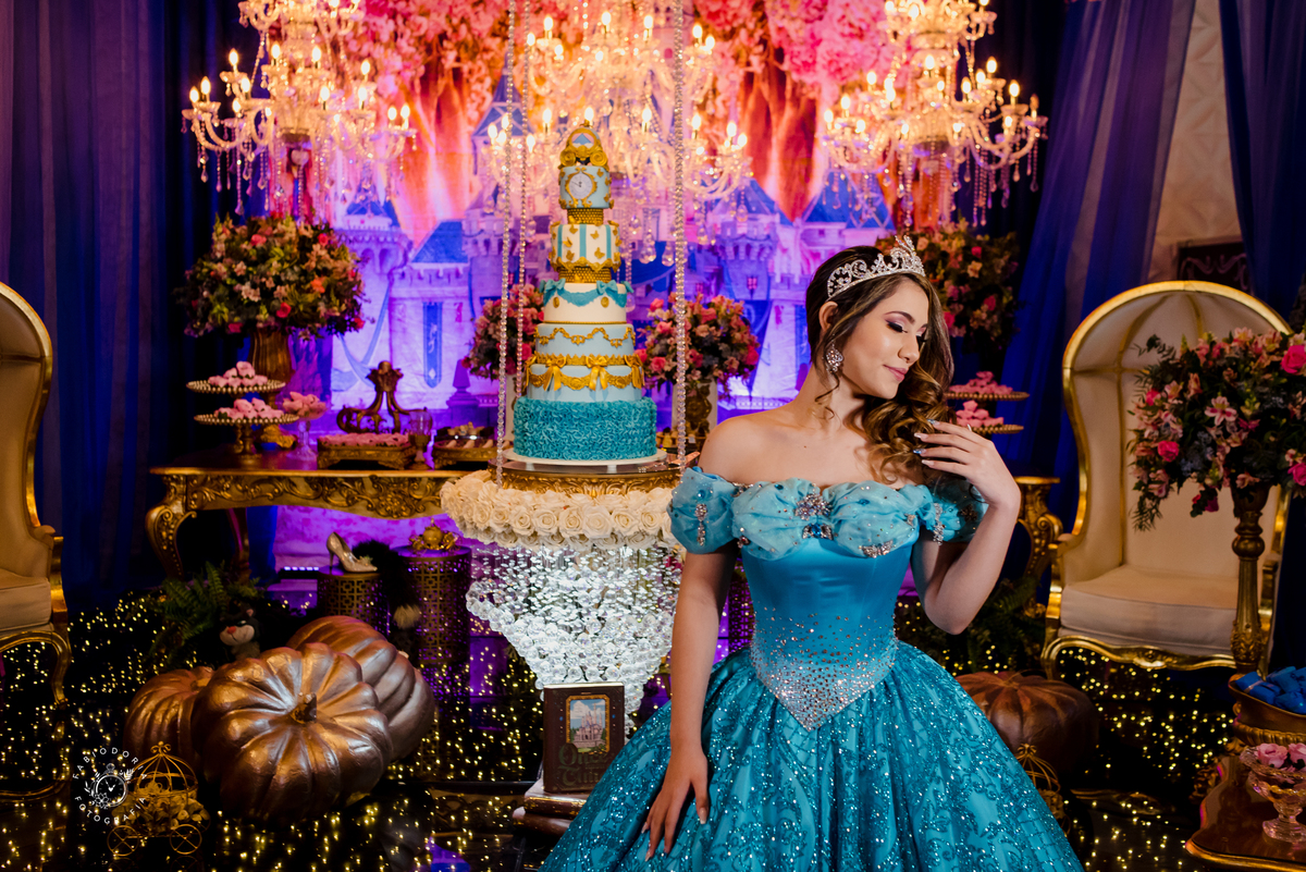 Tema Cinderela festa de 15 anos, bolo suspenso | Salão Ballrrom Solarium | Fotógrafo Fabio Doria o melhor do Rio de Janeiro | Debutante com vestido azul