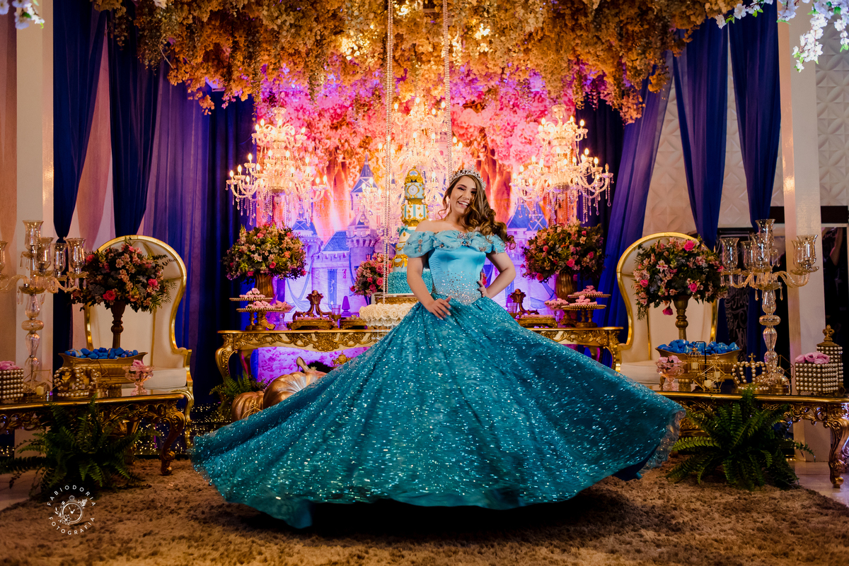 Tema Cinderela festa de 15 anos, bolo suspenso | Salão Ballrrom Solarium | Fotógrafo Fabio Doria o melhor do Rio de Janeiro | Debutante com vestido azul
