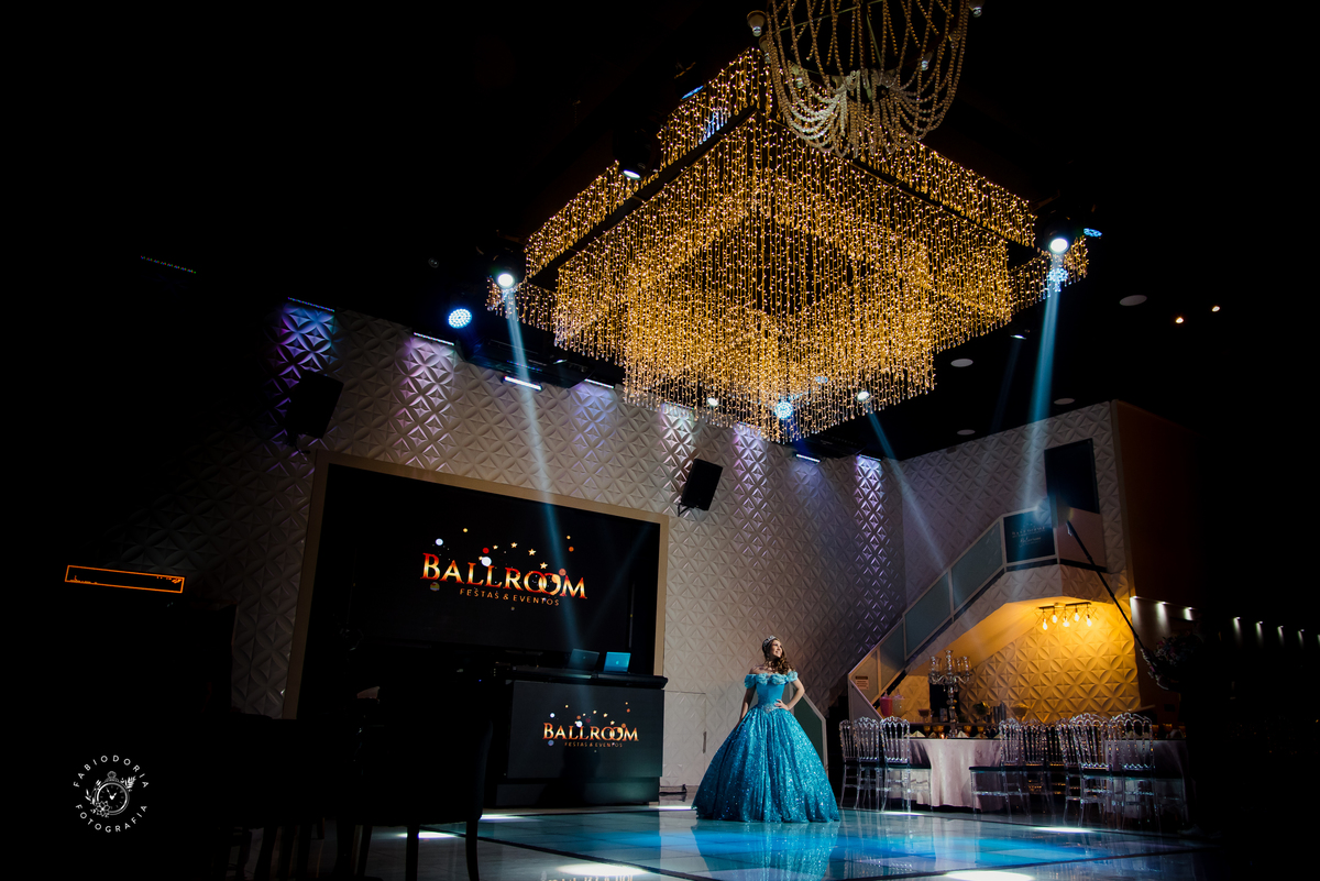 Tema Cinderela festa de 15 anos | Salão Ballrrom Solarium | Fotógrafo Fabio Doria o melhor do Rio de Janeiro | Debutante com vestido azul