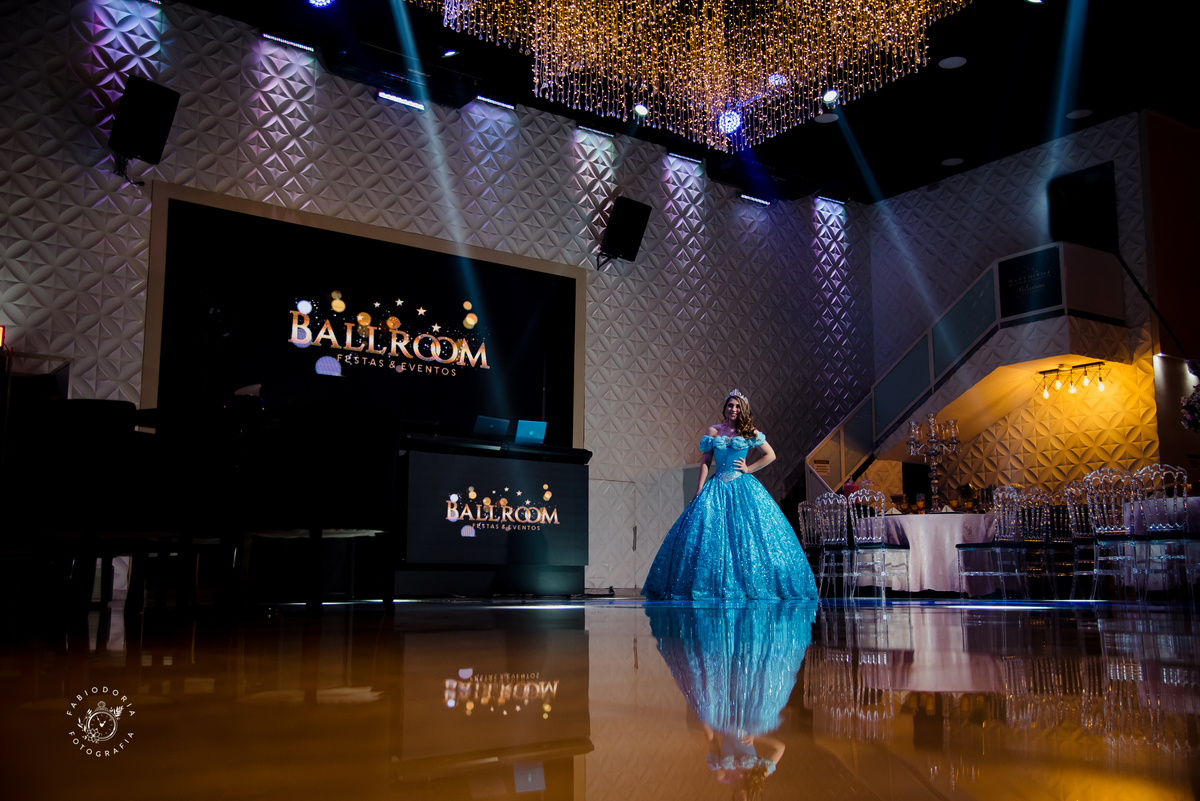 Tema Cinderela festa de 15 anos | Salão Ballrrom Solarium | Fotógrafo Fabio Doria o melhor do Rio de Janeiro | Debutante com vestido azul