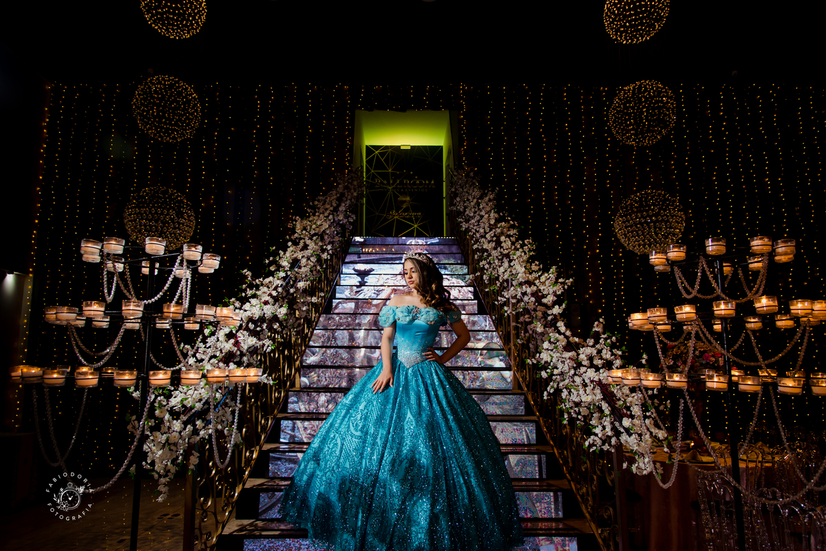 Tema Cinderela festa de 15 anos | Salão Ballrrom Solarium com escada led | Fotógrafo Fabio Doria o melhor do Rio de Janeiro | Debutante com vestido azul