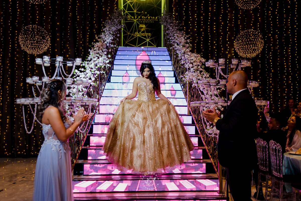 Decoração na escada de led festa de 15 anos tema índia | Salão Ballrrom Solarium | Fotógrafo Fabio Doria o melhor do Rio de Janeiro