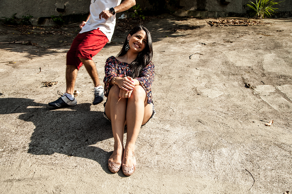noiva em ensaio externo sentada na pedra na praia de grumari com o melhor fotografo fabio doria