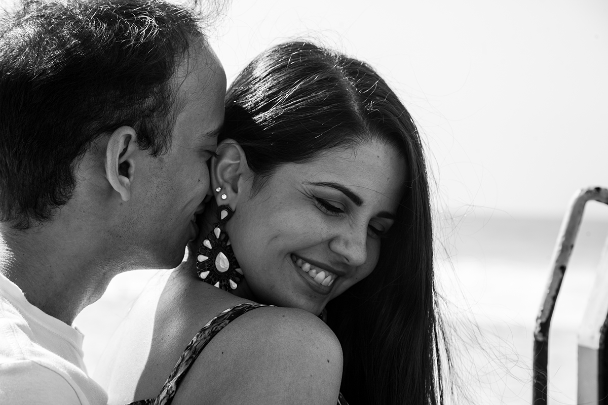 cheiro no cangote em ensaio externo na praia de grumari