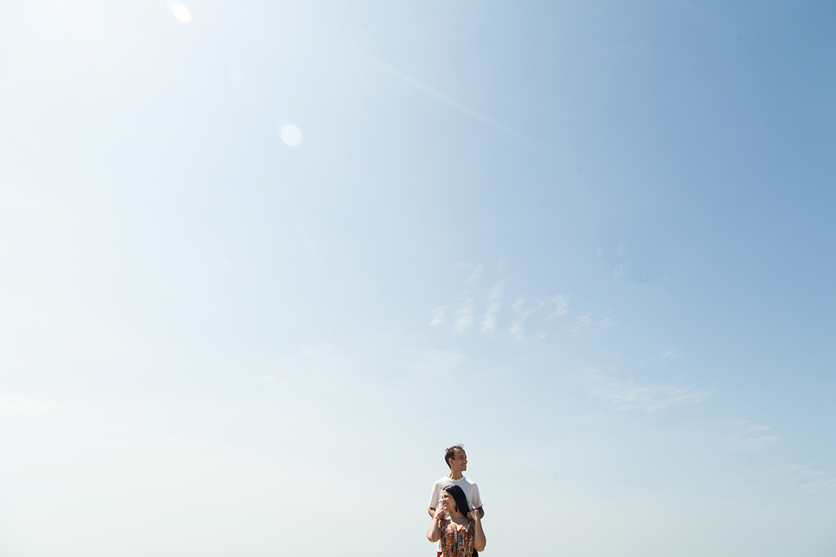 foto do casal ao ar livre em grumari com o melhor fotografo da região fabio doria