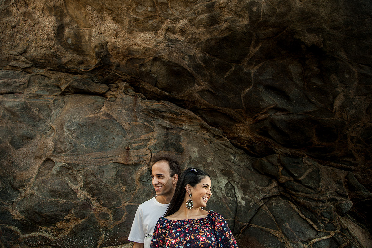 casal faz pose para o melhor fotografo da zona oeste fabio doria com fundo em rocha