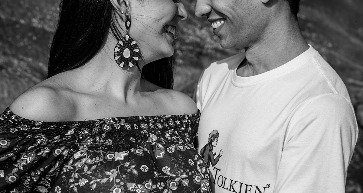 noivos trocam olhares em ensaio externo na praia de grumari