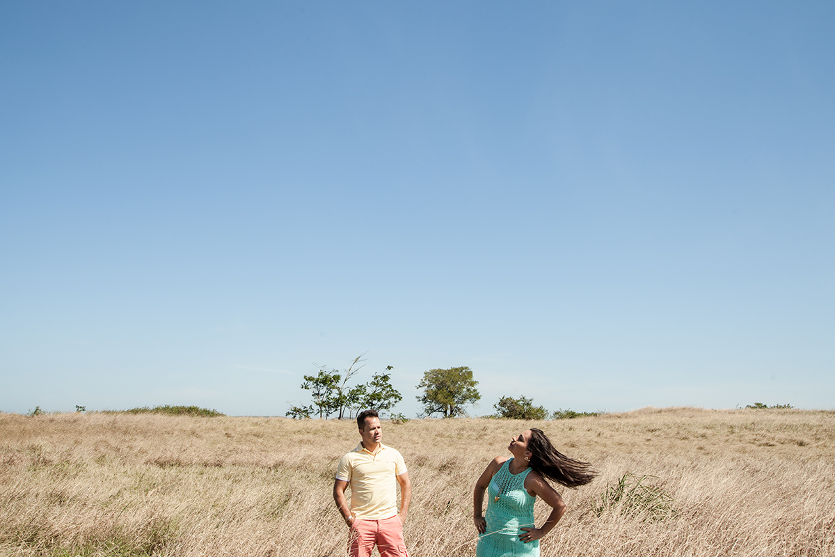 foto espontânea de casal na região dos lagos com o fotografo fabio doria