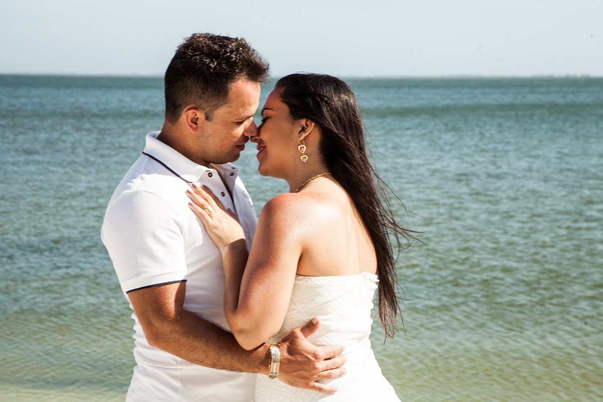 ensaio ao ar livre em frente ao mar com fabio doria fotografo de casamento