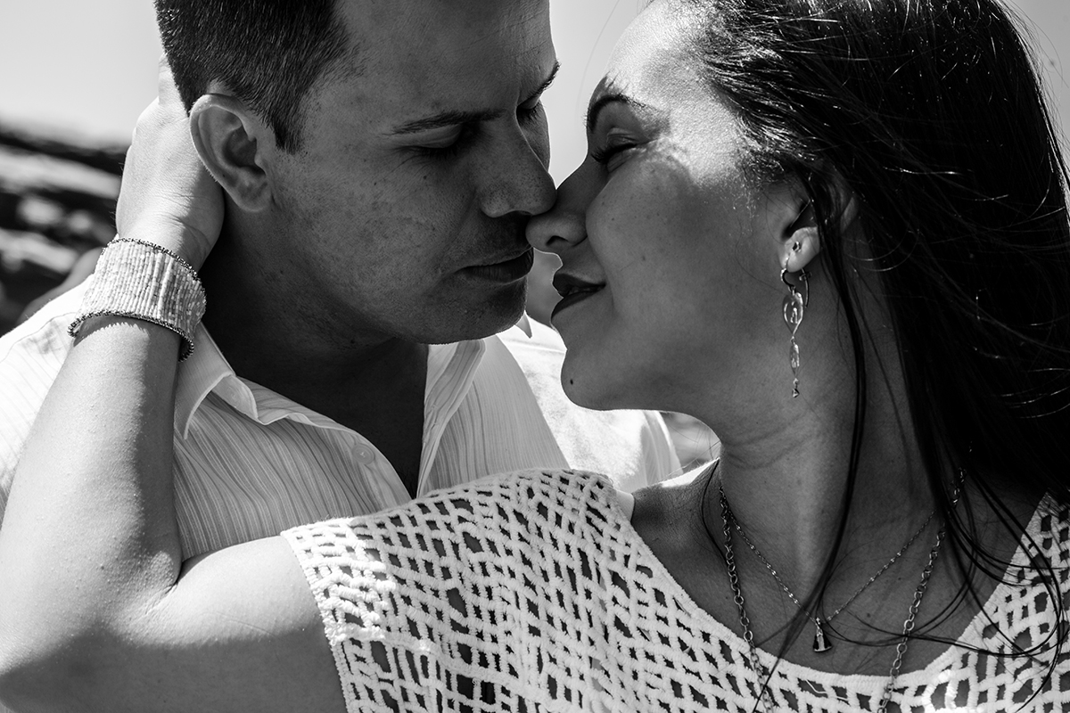 o beijo dos  noivos registrado pelo olhar do fotografo de casamento fabio doria