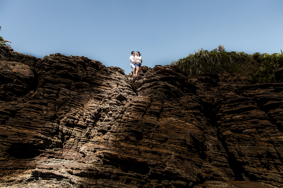 na praia de buzios os noivos foram ao alto para serem registrado pelo fotografo de casamento fabio doria