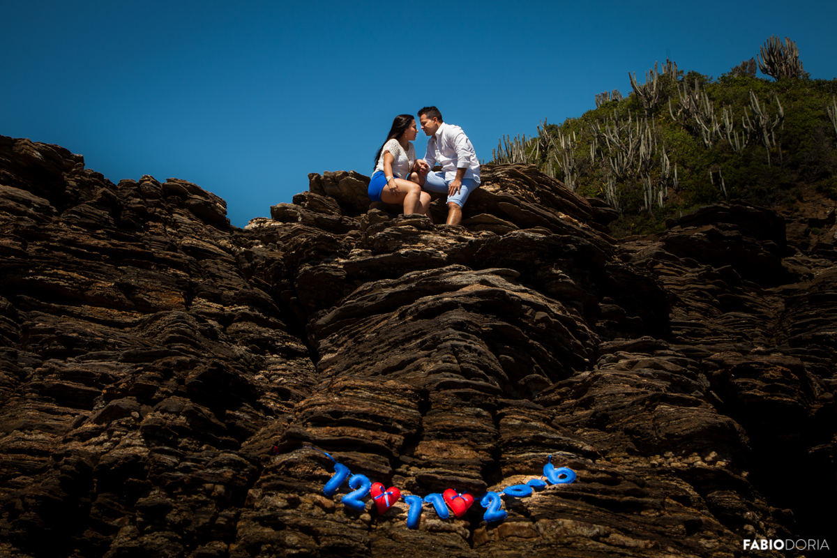 book externo na praia da ferradurinha com o fotografo de casamento fabio doria
