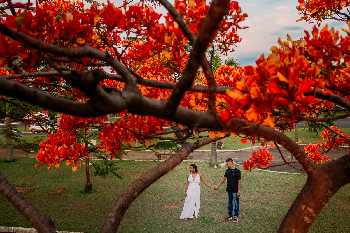 Casal apaixonado em ensaio pre-wedding ao ar livre em Ribeirão Preto. Fotógrafo de casamentos registra momento romântico entre Caio e Carol, com luz natural e conexão verdadeira. Fotografia profissional em Ribeirão Preto.