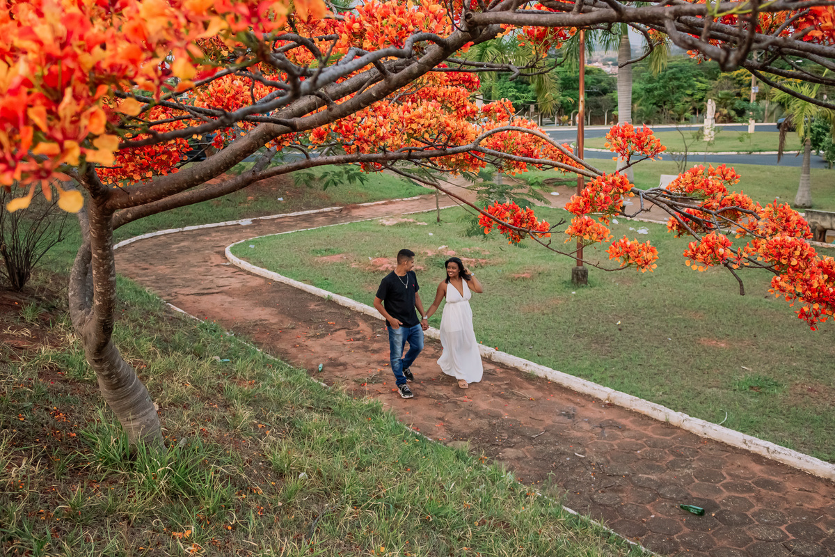 Casal apaixonado em ensaio pre-wedding ao ar livre em Ribeirão Preto. Fotógrafo de casamentos registra momento romântico entre Caio e Carol, com luz natural e conexão verdadeira. Fotografia profissional em Ribeirão Preto.