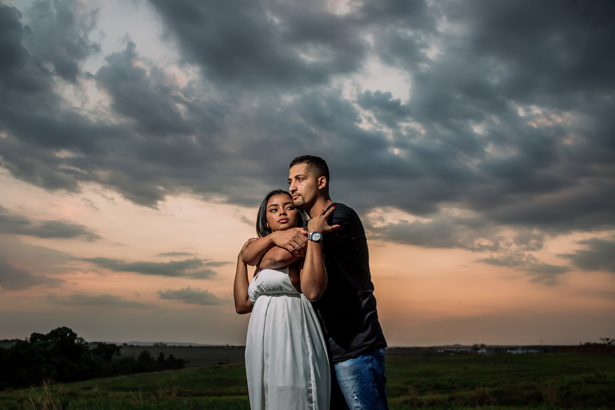 Casal apaixonado em ensaio pre-wedding ao ar livre em Ribeirão Preto. Fotógrafo de casamentos registra momento romântico entre Caio e Carol, com luz natural e conexão verdadeira. Fotografia profissional em Ribeirão Preto.