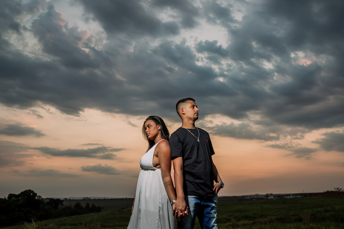 Casal apaixonado em ensaio pre-wedding ao ar livre em Ribeirão Preto. Fotógrafo de casamentos registra momento romântico entre Caio e Carol, com luz natural e conexão verdadeira. Fotografia profissional em Ribeirão Preto.