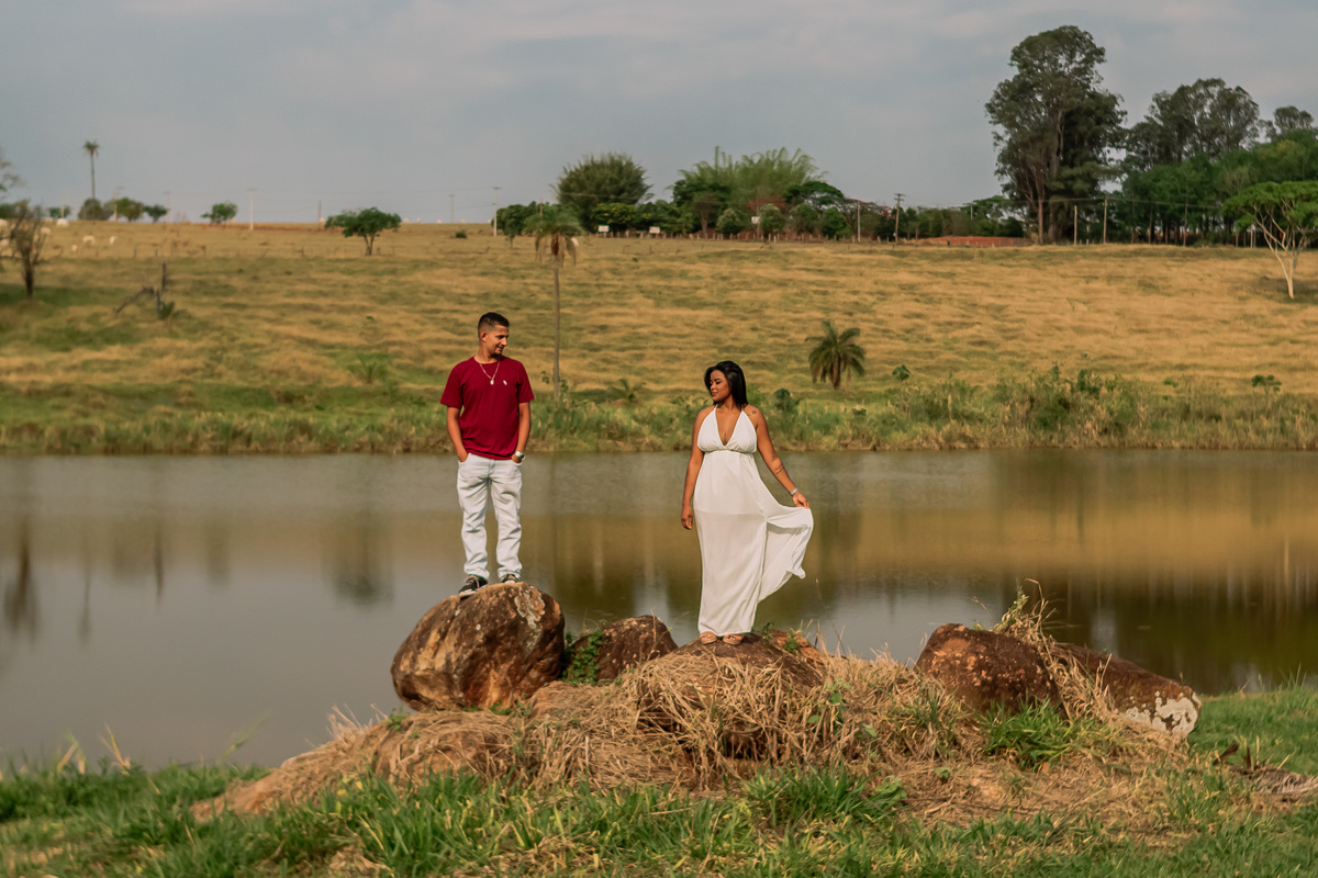 Casal apaixonado em ensaio pre-wedding ao ar livre em Ribeirão Preto. Fotógrafo de casamentos registra momento romântico entre Caio e Carol, com luz natural e conexão verdadeira. Fotografia profissional em Ribeirão Preto.