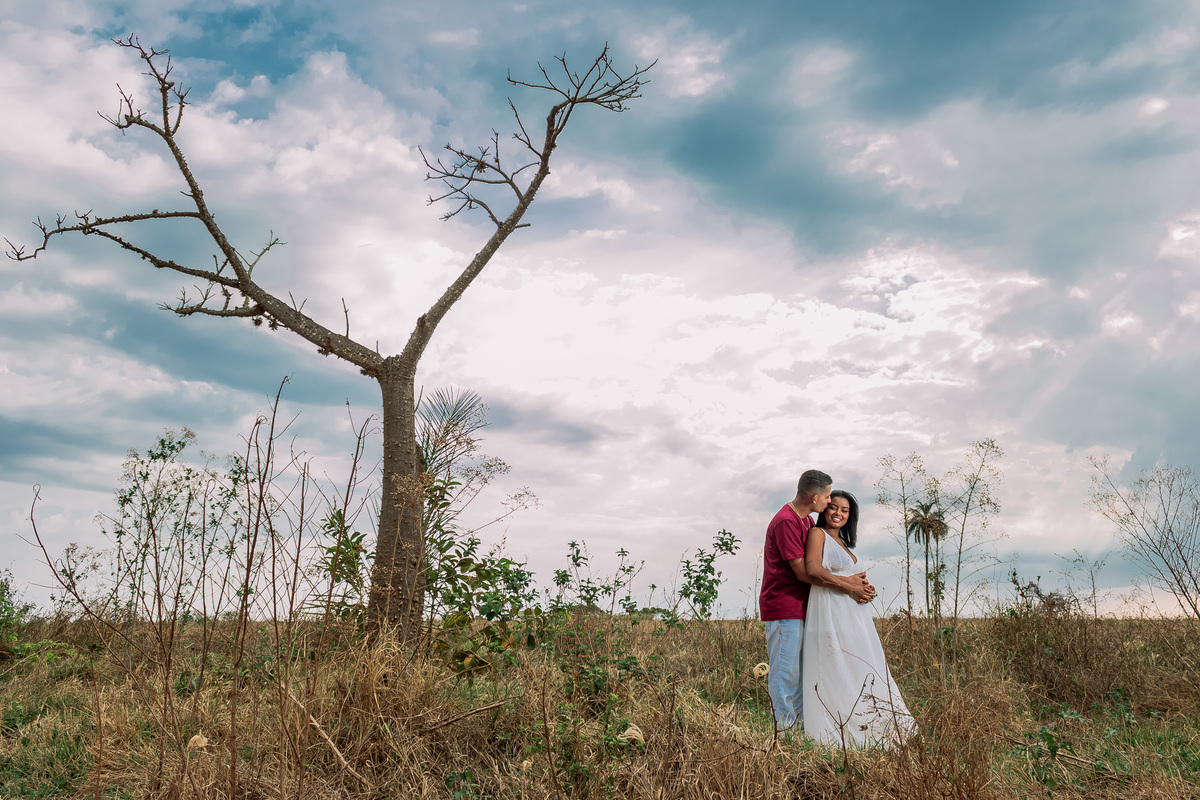 Casal apaixonado em ensaio pre-wedding ao ar livre em Ribeirão Preto. Fotógrafo de casamentos registra momento romântico entre Caio e Carol, com luz natural e conexão verdadeira. Fotografia profissional em Ribeirão Preto.