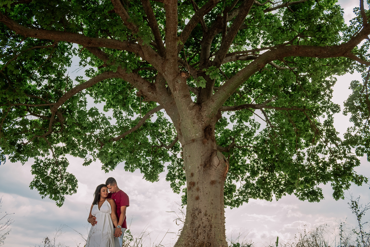 Casal apaixonado em ensaio pre-wedding ao ar livre em Ribeirão Preto. Fotógrafo de casamentos registra momento romântico entre Caio e Carol, com luz natural e conexão verdadeira. Fotografia profissional em Ribeirão Preto.