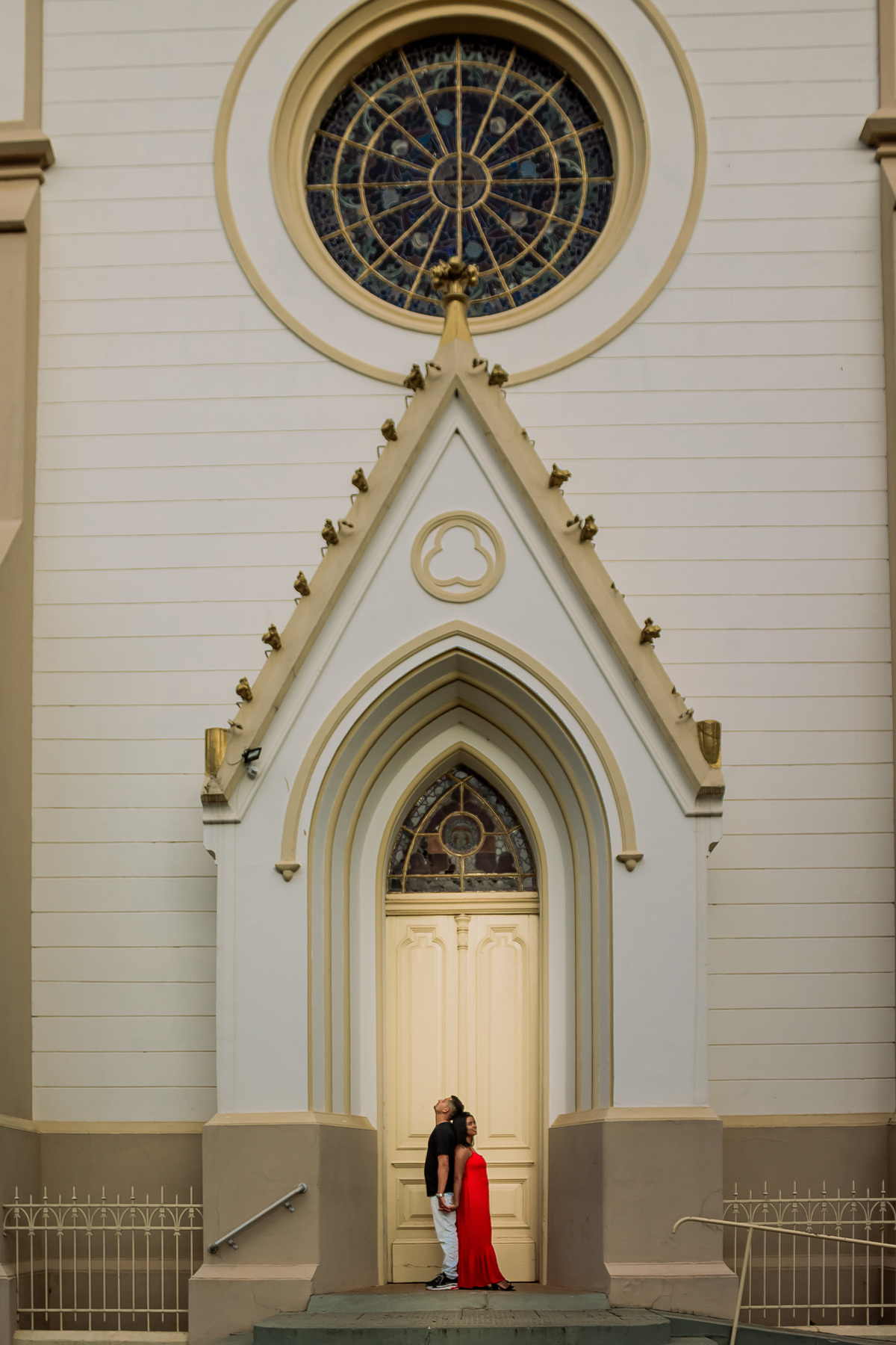 Casal apaixonado em ensaio pre-wedding ao ar livre em Ribeirão Preto. Fotógrafo de casamentos registra momento romântico entre Caio e Carol, com luz natural e conexão verdadeira. Fotografia profissional em Ribeirão Preto.