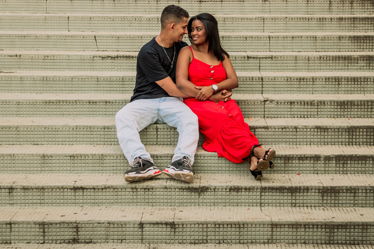 Casal apaixonado em ensaio pre-wedding ao ar livre em Ribeirão Preto. Fotógrafo de casamentos registra momento romântico entre Caio e Carol, com luz natural e conexão verdadeira. Fotografia profissional em Ribeirão Preto.