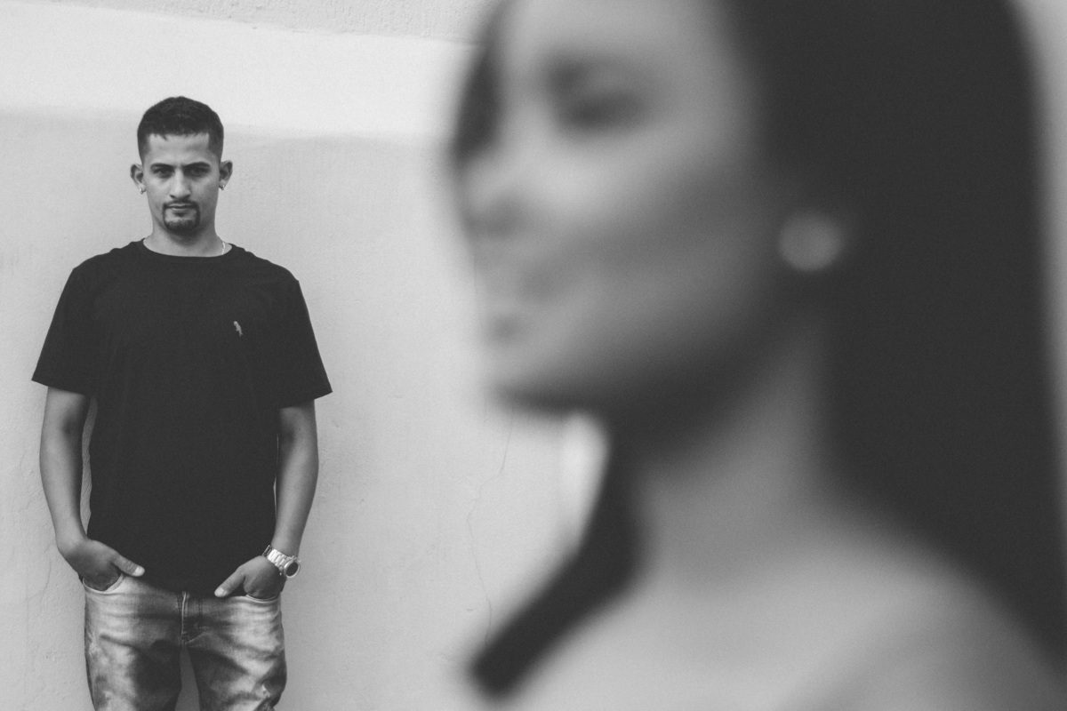 Casal apaixonado em ensaio pre-wedding ao ar livre em Ribeirão Preto. Fotógrafo de casamentos registra momento romântico entre Caio e Carol, com luz natural e conexão verdadeira. Fotografia profissional em Ribeirão Preto.