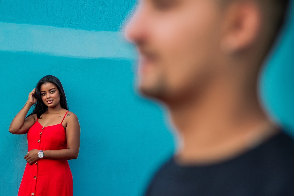Casal apaixonado em ensaio pre-wedding ao ar livre em Ribeirão Preto. Fotógrafo de casamentos registra momento romântico entre Caio e Carol, com luz natural e conexão verdadeira. Fotografia profissional em Ribeirão Preto.