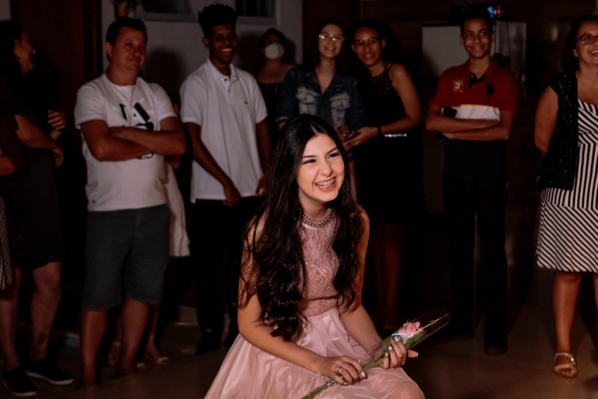 Fotografia profissional do aniversário de 15 anos da Mariana em Ribeirão Preto, com ensaio fotográfico elegante e festa cheia de emoção. Registro de momentos únicos da debutante em seu grande dia, com decoração especial e ambiente alegre. Fotos de debutan