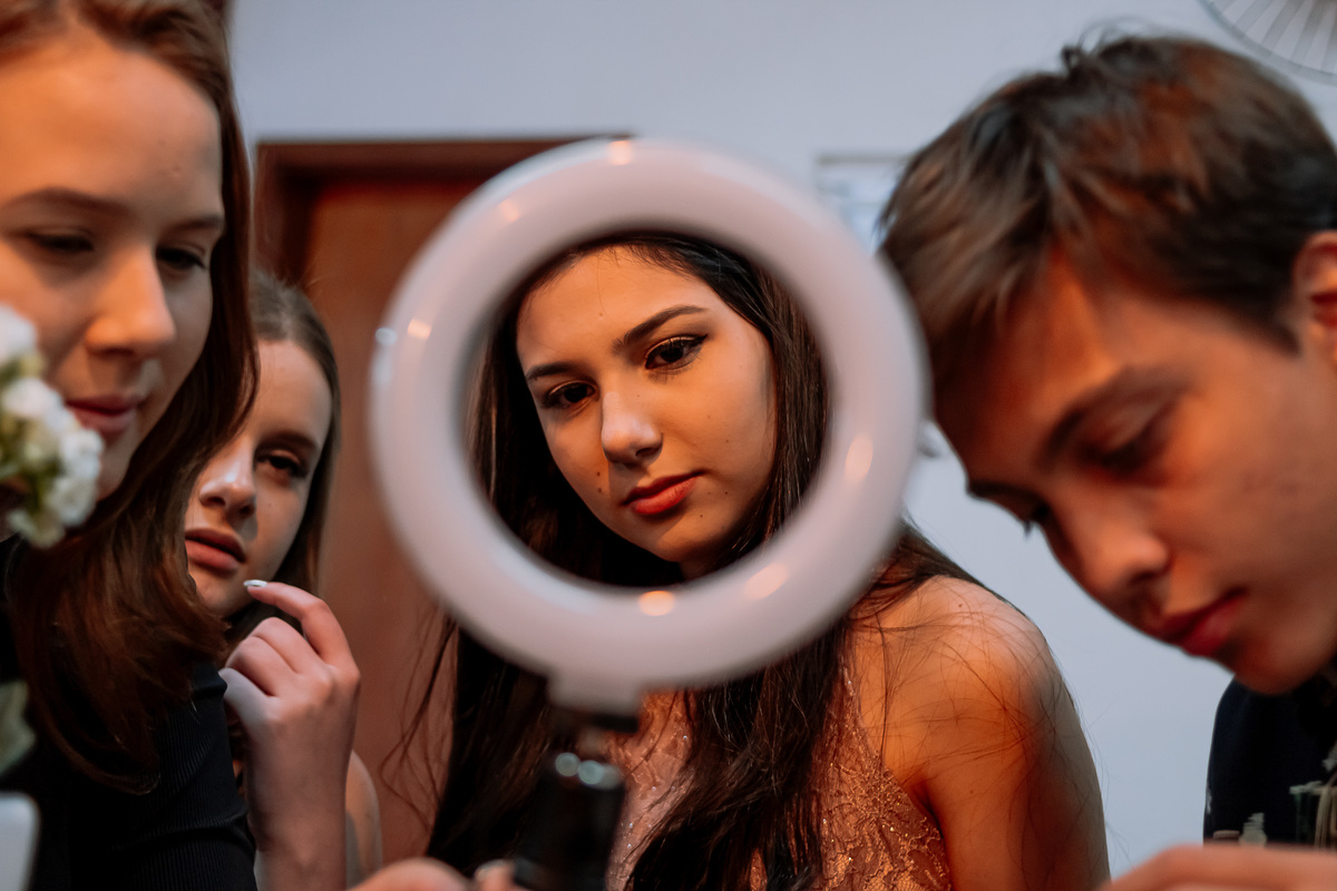 Fotografia profissional do aniversário de 15 anos da Mariana em Ribeirão Preto, com ensaio fotográfico elegante e festa cheia de emoção. Registro de momentos únicos da debutante em seu grande dia, com decoração especial e ambiente alegre. Fotos de debutan