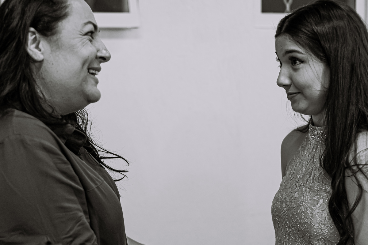 Fotografia profissional do aniversário de 15 anos da Mariana em Ribeirão Preto, com ensaio fotográfico elegante e festa cheia de emoção. Registro de momentos únicos da debutante em seu grande dia, com decoração especial e ambiente alegre. Fotos de debutan