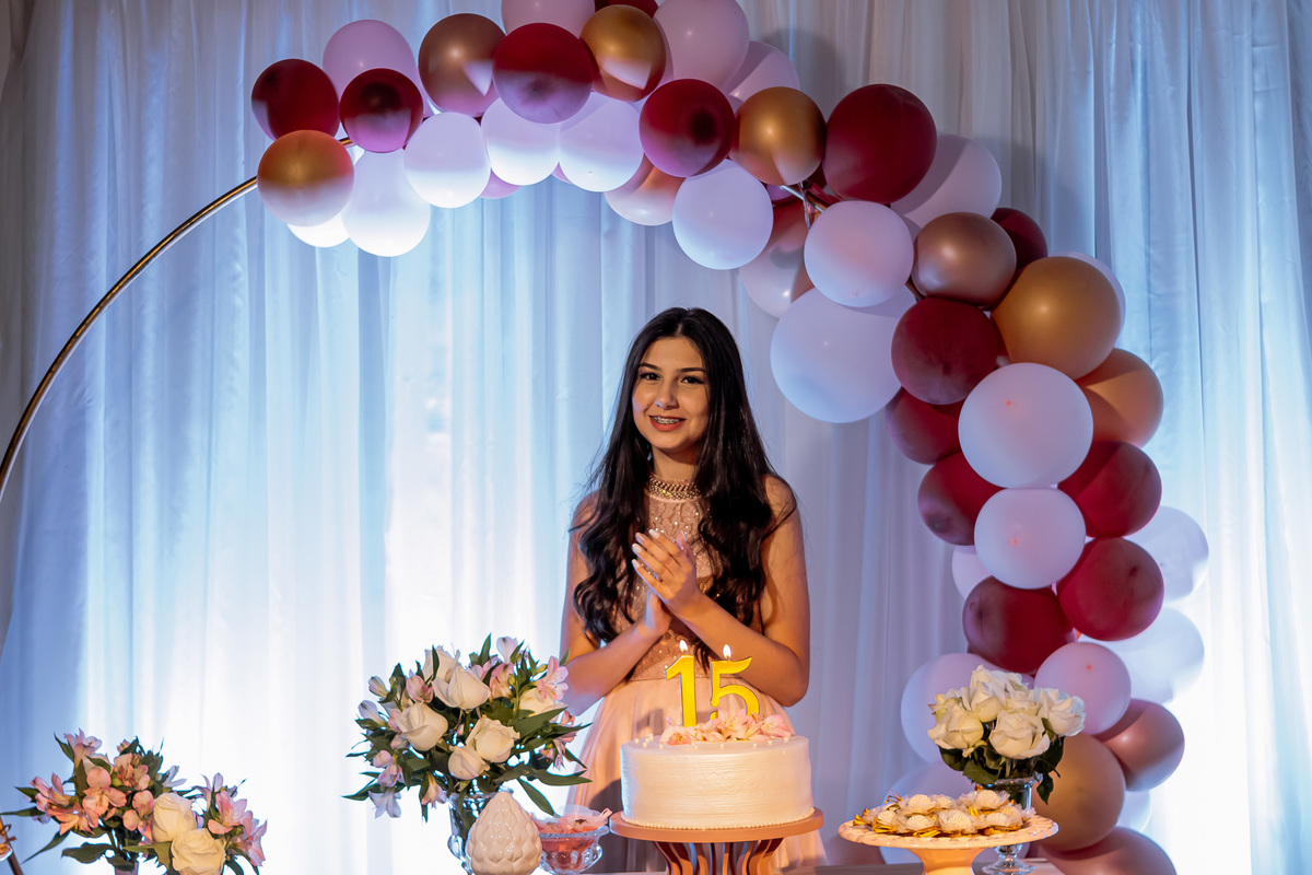 Fotografia profissional do aniversário de 15 anos da Mariana em Ribeirão Preto, com ensaio fotográfico elegante e festa cheia de emoção. Registro de momentos únicos da debutante em seu grande dia, com decoração especial e ambiente alegre. Fotos de debutan