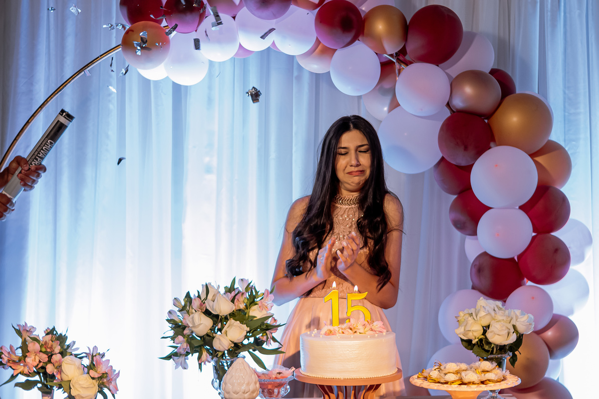 Fotografia profissional do aniversário de 15 anos da Mariana em Ribeirão Preto, com ensaio fotográfico elegante e festa cheia de emoção. Registro de momentos únicos da debutante em seu grande dia, com decoração especial e ambiente alegre. Fotos de debutan