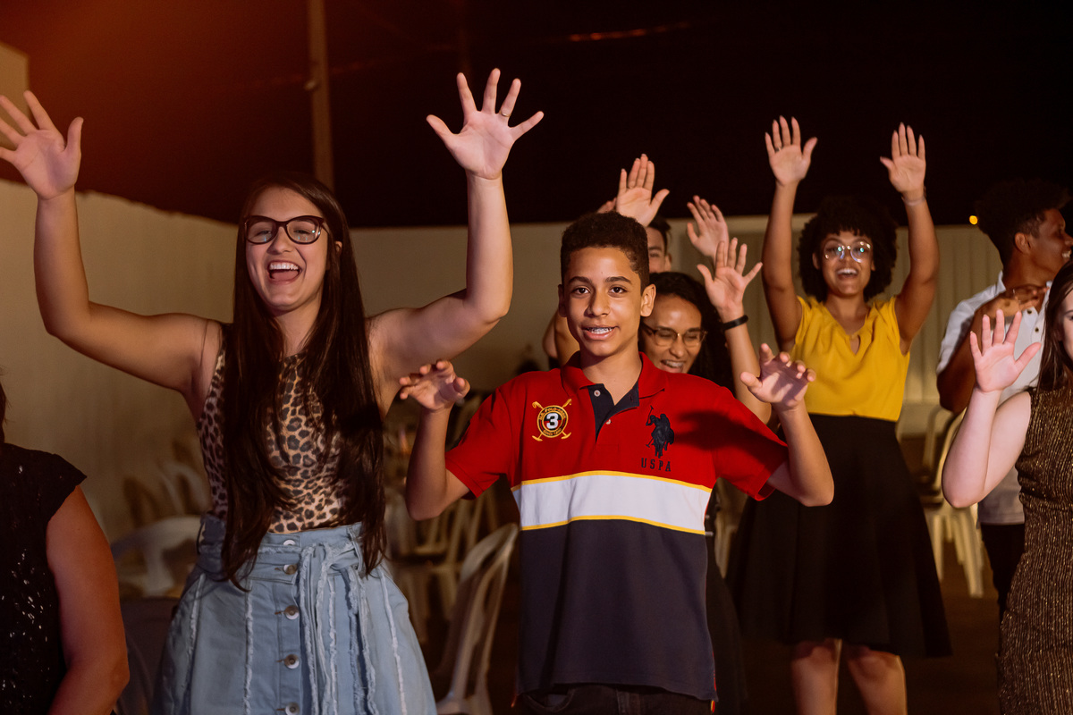 Fotografia profissional do aniversário de 15 anos da Mariana em Ribeirão Preto, com ensaio fotográfico elegante e festa cheia de emoção. Registro de momentos únicos da debutante em seu grande dia, com decoração especial e ambiente alegre. Fotos de debutan