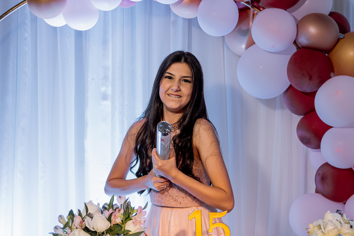 Fotografia profissional do aniversário de 15 anos da Mariana em Ribeirão Preto, com ensaio fotográfico elegante e festa cheia de emoção. Registro de momentos únicos da debutante em seu grande dia, com decoração especial e ambiente alegre. Fotos de debutan