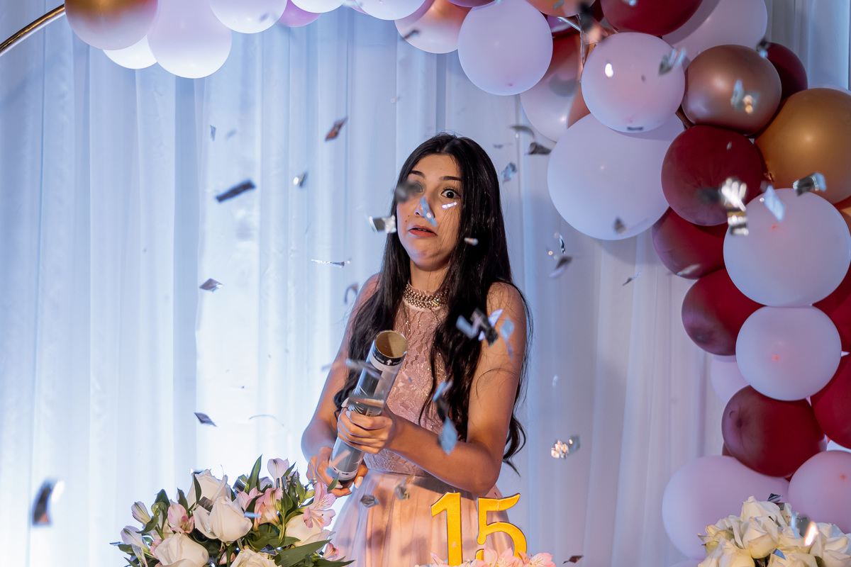 Fotografia profissional do aniversário de 15 anos da Mariana em Ribeirão Preto, com ensaio fotográfico elegante e festa cheia de emoção. Registro de momentos únicos da debutante em seu grande dia, com decoração especial e ambiente alegre. Fotos de debutan