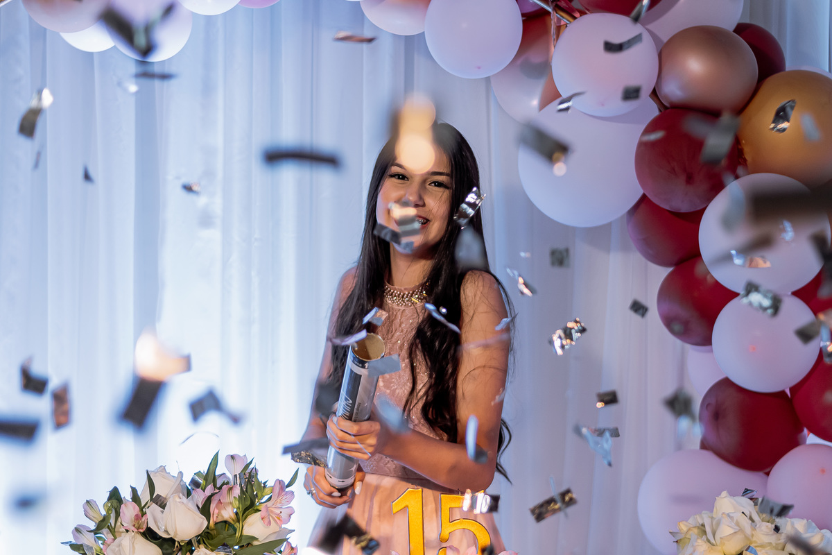 Fotografia profissional do aniversário de 15 anos da Mariana em Ribeirão Preto, com ensaio fotográfico elegante e festa cheia de emoção. Registro de momentos únicos da debutante em seu grande dia, com decoração especial e ambiente alegre. Fotos de debutan