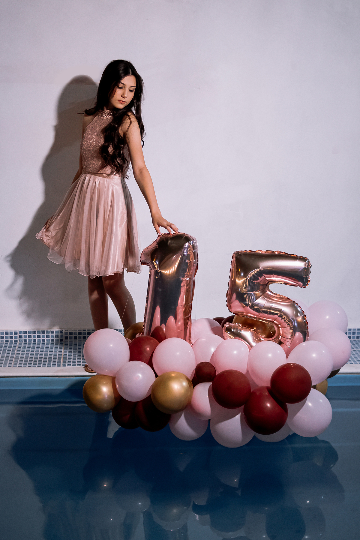 Fotografia profissional do aniversário de 15 anos da Mariana em Ribeirão Preto, com ensaio fotográfico elegante e festa cheia de emoção. Registro de momentos únicos da debutante em seu grande dia, com decoração especial e ambiente alegre. Fotos de debutan