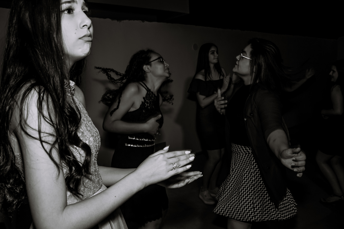 Fotografia profissional do aniversário de 15 anos da Mariana em Ribeirão Preto, com ensaio fotográfico elegante e festa cheia de emoção. Registro de momentos únicos da debutante em seu grande dia, com decoração especial e ambiente alegre. Fotos de debutan