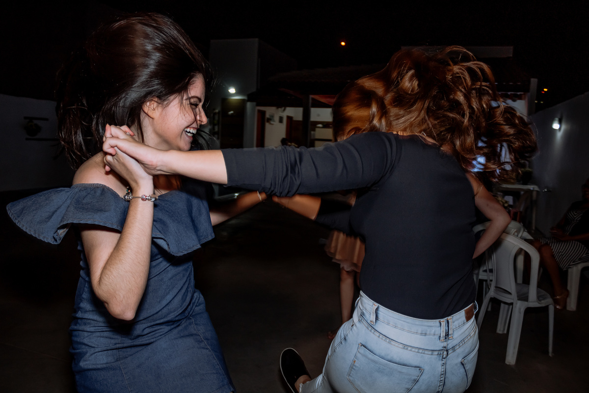 Fotografia profissional do aniversário de 15 anos da Mariana em Ribeirão Preto, com ensaio fotográfico elegante e festa cheia de emoção. Registro de momentos únicos da debutante em seu grande dia, com decoração especial e ambiente alegre. Fotos de debutan