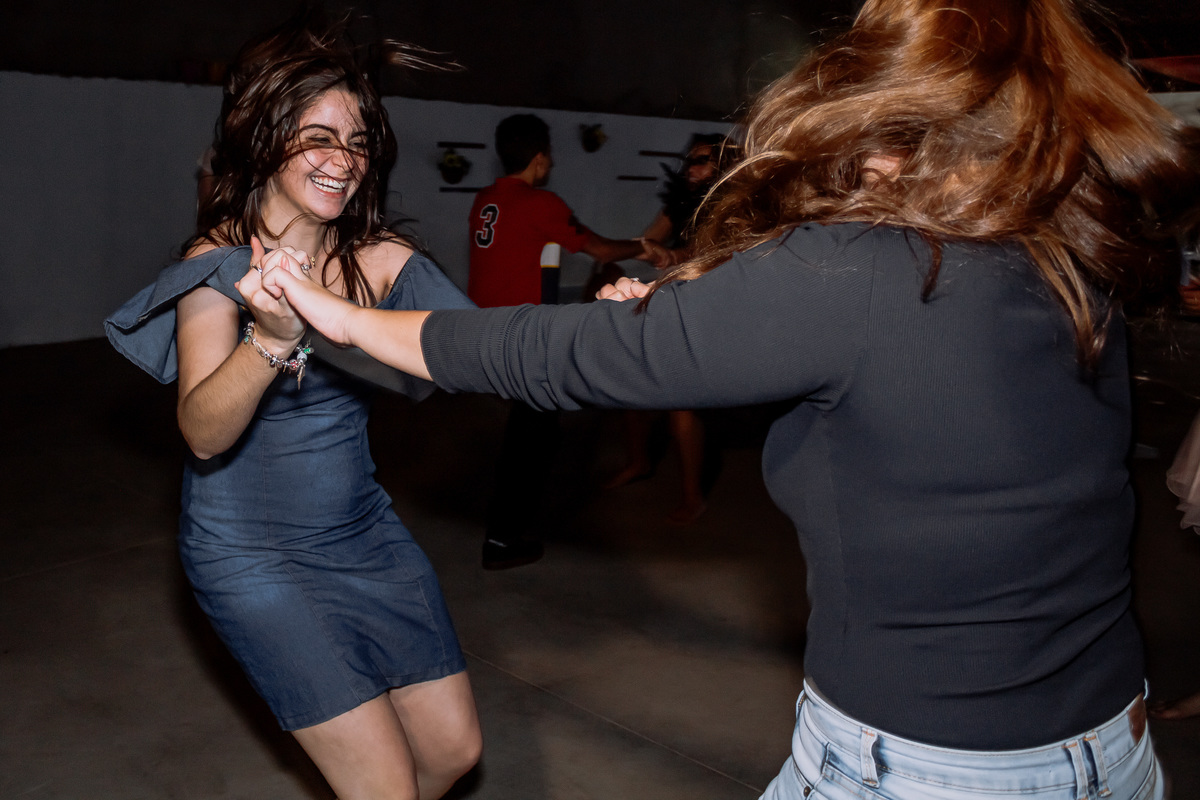 Fotografia profissional do aniversário de 15 anos da Mariana em Ribeirão Preto, com ensaio fotográfico elegante e festa cheia de emoção. Registro de momentos únicos da debutante em seu grande dia, com decoração especial e ambiente alegre. Fotos de debutan