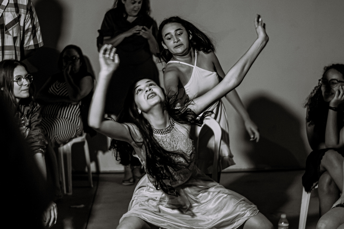 Fotografia profissional do aniversário de 15 anos da Mariana em Ribeirão Preto, com ensaio fotográfico elegante e festa cheia de emoção. Registro de momentos únicos da debutante em seu grande dia, com decoração especial e ambiente alegre. Fotos de debutan