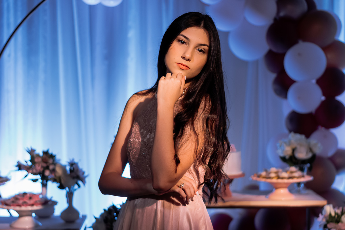 Fotografia profissional do aniversário de 15 anos da Mariana em Ribeirão Preto, com ensaio fotográfico elegante e festa cheia de emoção. Registro de momentos únicos da debutante em seu grande dia, com decoração especial e ambiente alegre. Fotos de debutan