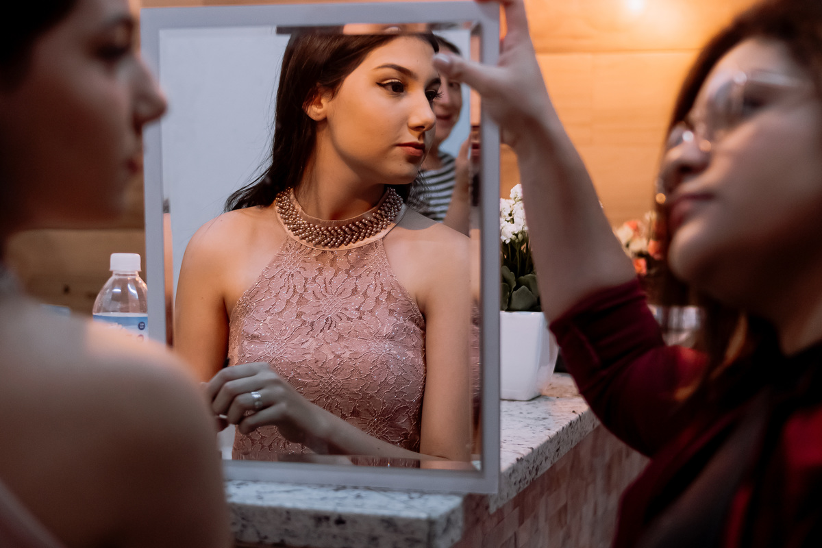 Fotografia profissional do aniversário de 15 anos da Mariana em Ribeirão Preto, com ensaio fotográfico elegante e festa cheia de emoção. Registro de momentos únicos da debutante em seu grande dia, com decoração especial e ambiente alegre. Fotos de debutan