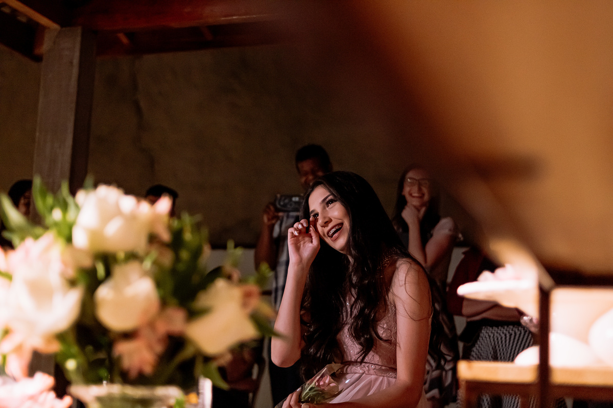 Fotografia profissional do aniversário de 15 anos da Mariana em Ribeirão Preto, com ensaio fotográfico elegante e festa cheia de emoção. Registro de momentos únicos da debutante em seu grande dia, com decoração especial e ambiente alegre. Fotos de debutan