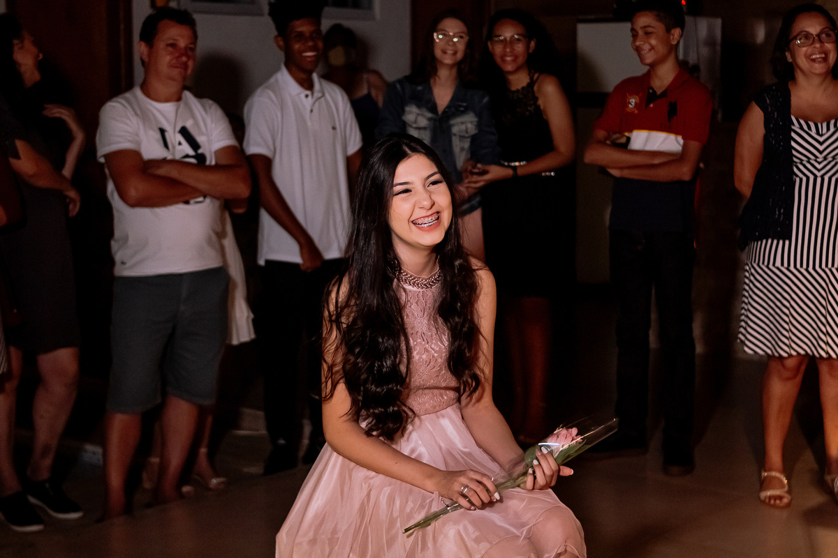 Fotografia profissional do aniversário de 15 anos da Mariana em Ribeirão Preto, com ensaio fotográfico elegante e festa cheia de emoção. Registro de momentos únicos da debutante em seu grande dia, com decoração especial e ambiente alegre. Fotos de debutan