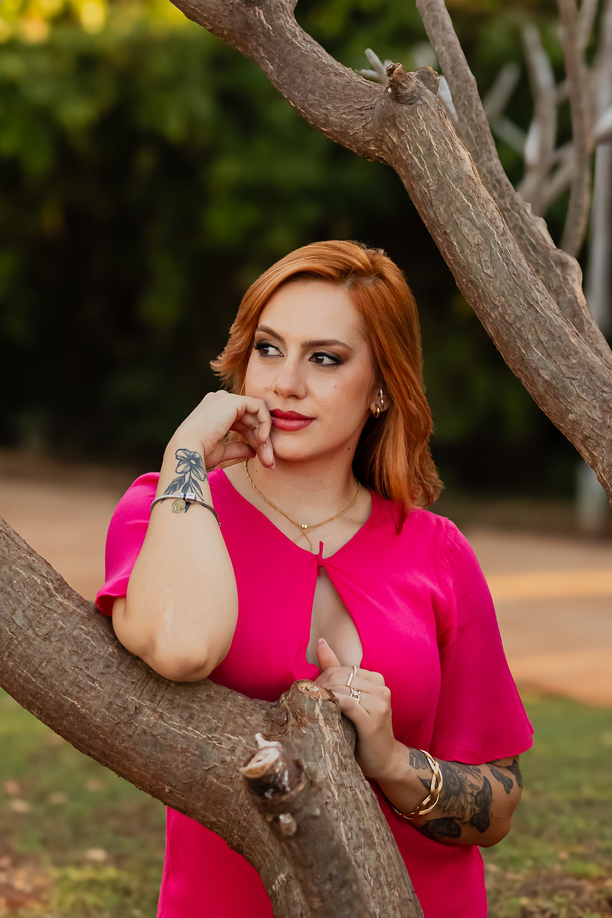 Ensaio de mãe e filha no Parque Olhos d'Água, em Ribeirão Preto. Um fotógrafo de família registra a alegria de caminhar juntas sob o pôr do sol. Fotos espontâneas e cheias de vida para sua família. Para um ensaio fotográfico em Ribeirão Preto, fale comigo