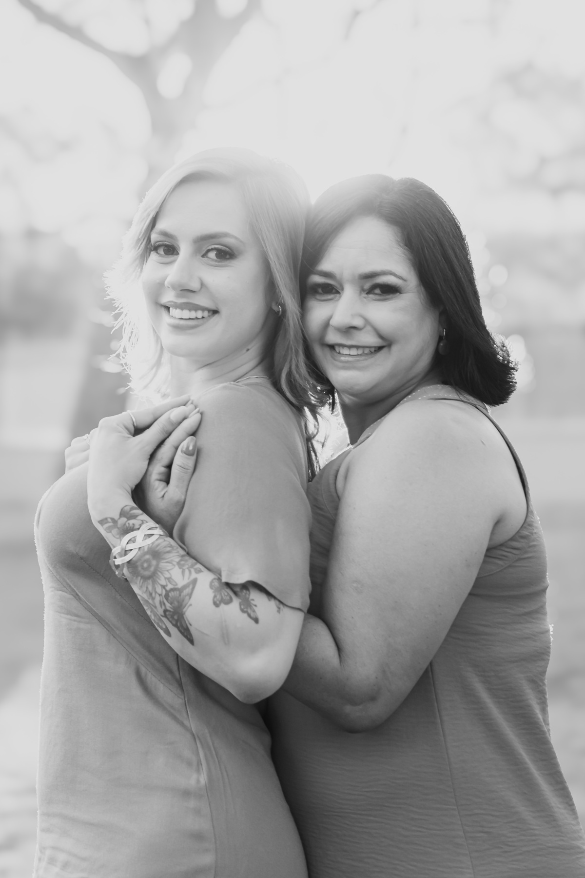 Ensaio de mãe e filha no Parque Olhos d'Água, em Ribeirão Preto. Um fotógrafo de família registra a alegria de caminhar juntas sob o pôr do sol. Fotos espontâneas e cheias de vida para sua família. Para um ensaio fotográfico em Ribeirão Preto, fale comigo