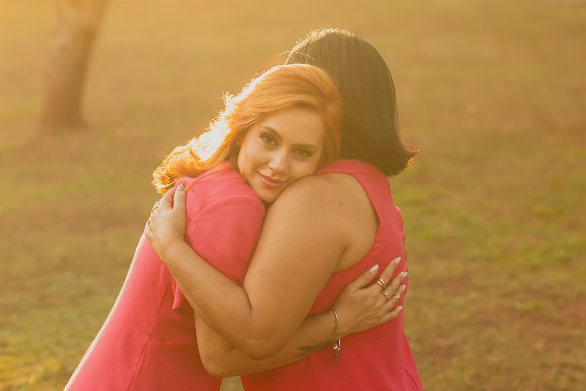 Ensaio de mãe e filha no Parque Olhos d'Água, em Ribeirão Preto. Um fotógrafo de família registra a alegria de caminhar juntas sob o pôr do sol. Fotos espontâneas e cheias de vida para sua família. Para um ensaio fotográfico em Ribeirão Preto, fale comigo