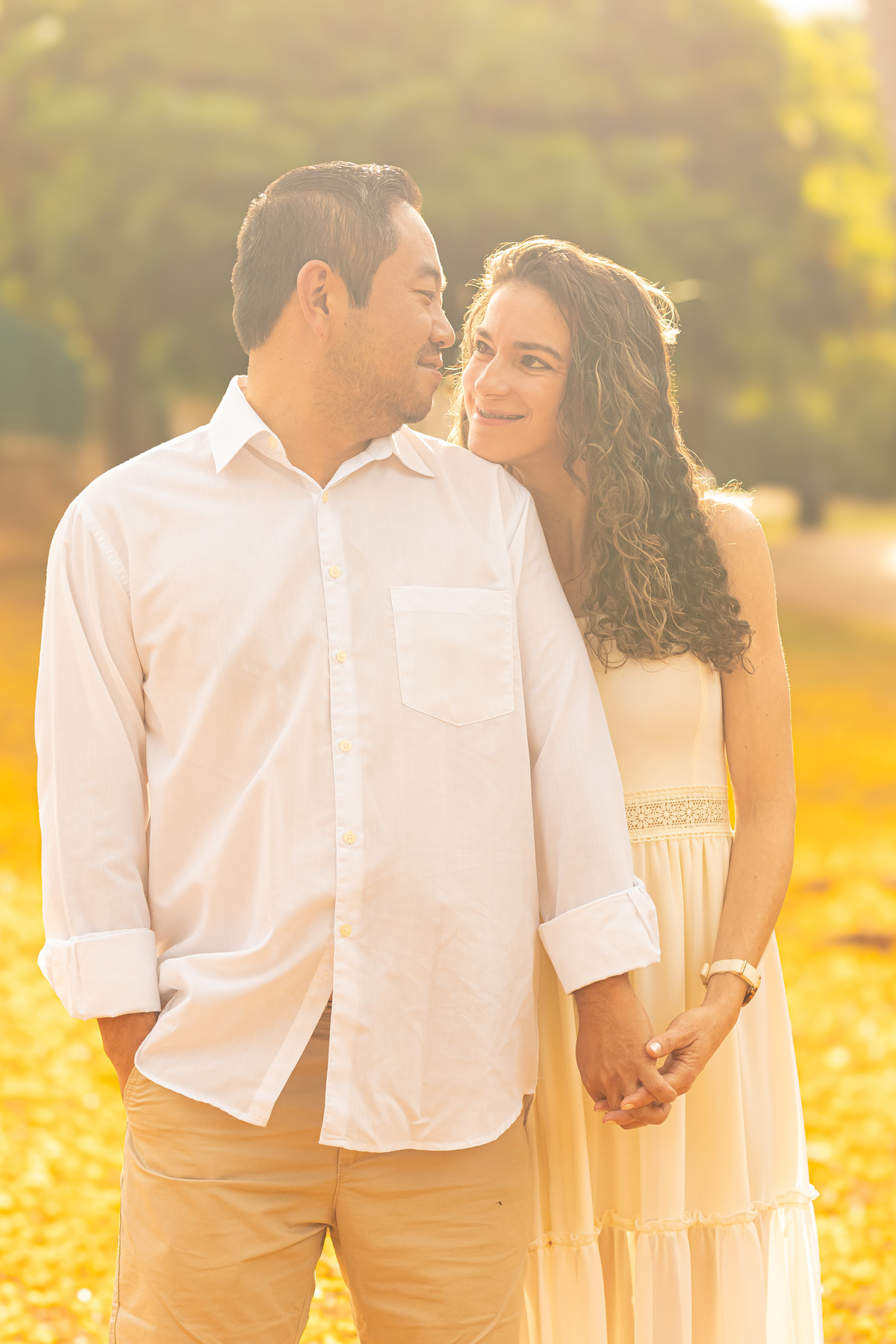 Ensaio pré-wedding em Ribeirão Preto realizado no Parque Olhos D’Água. Fotos românticas, naturais e cheias de emoção, capturadas por fotógrafo profissional especializado em casamentos e ensaios de casal ao ar livre.