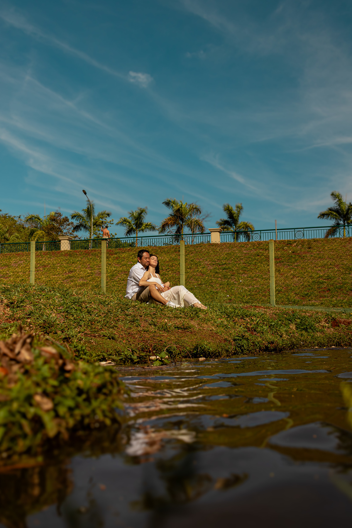 Ensaio pré-wedding em Ribeirão Preto realizado no Parque Olhos D’Água. Fotos românticas, naturais e cheias de emoção, capturadas por fotógrafo profissional especializado em casamentos e ensaios de casal ao ar livre.